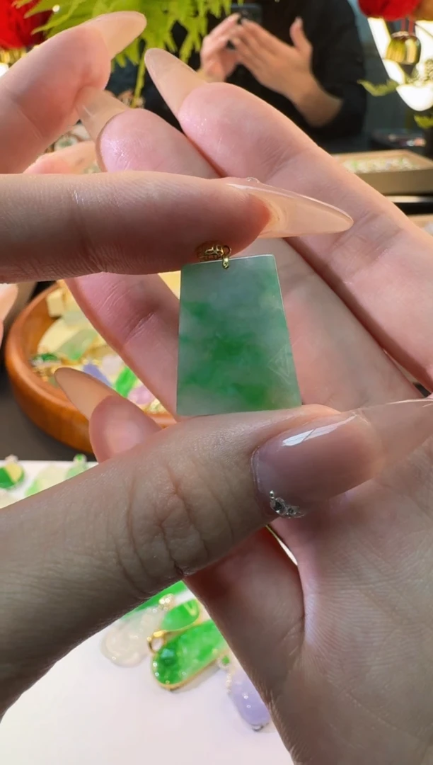 【闪购商品】翡翠颈饰18K金镶嵌缅甸翡翠A货吊坠