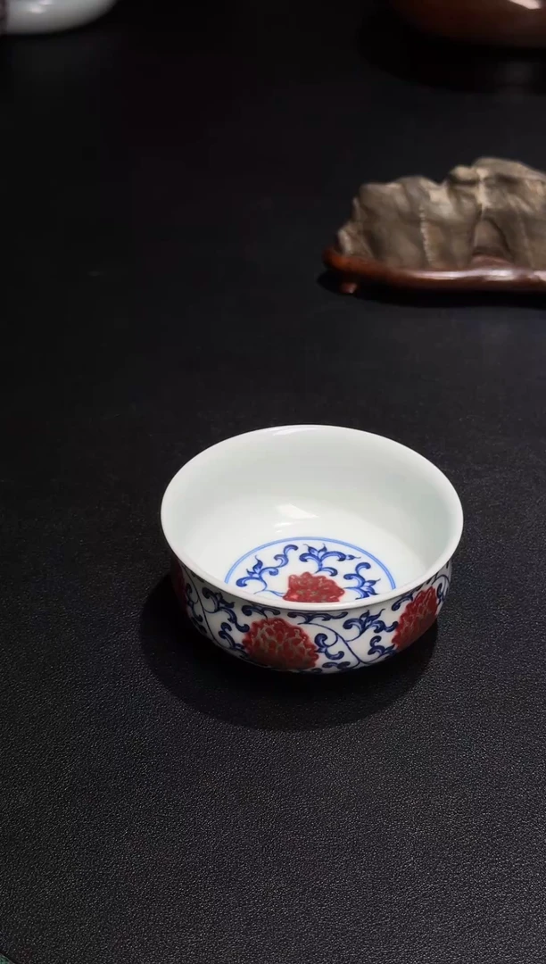 青花釉里红缠枝莲炉式杯