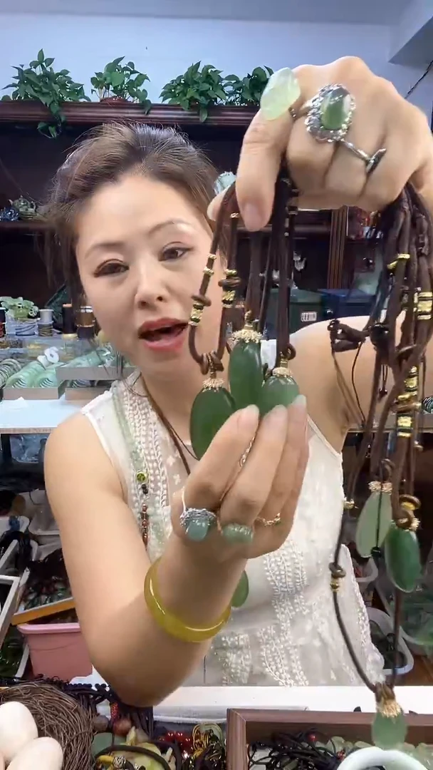 蛇纹石玉未镶嵌蛋面多样性发货其中之一