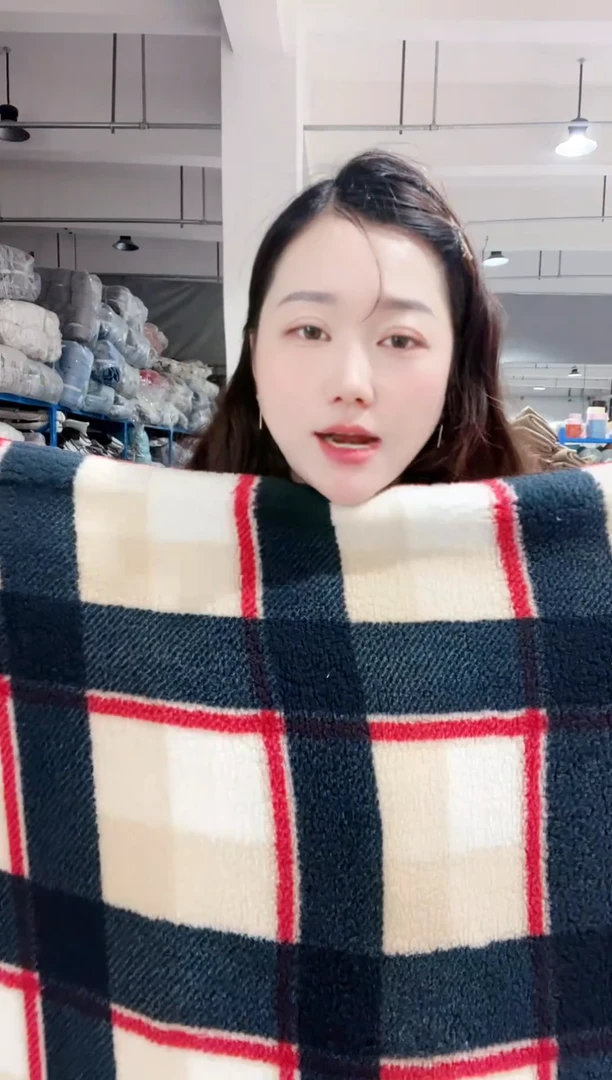 牛奶绒主播手上展示的产品   1.2*1.5米