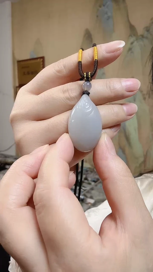 和田玉未镶嵌颈饰.