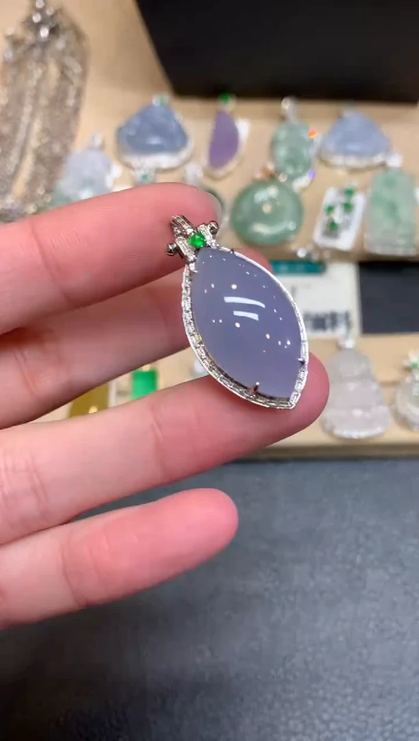 【闪购商品】翡翠颈饰18K金镶嵌马眼【无服务费】