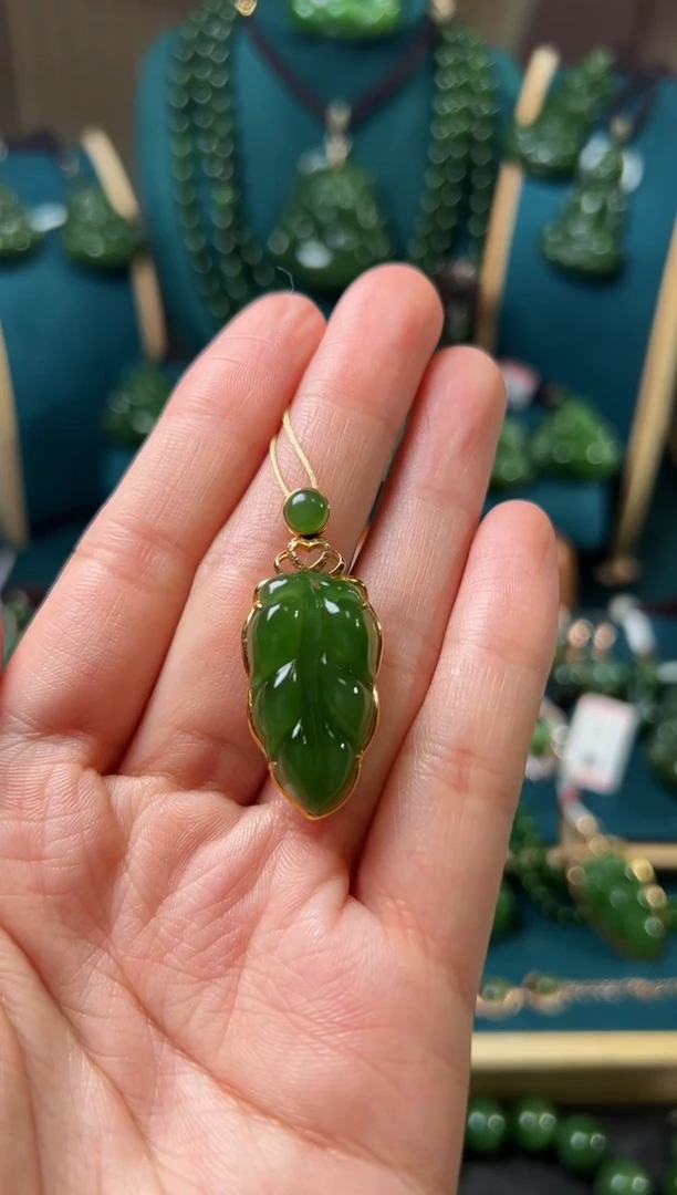 和田玉（碧玉）18K金镶嵌颈饰碧玉15×26×7左右