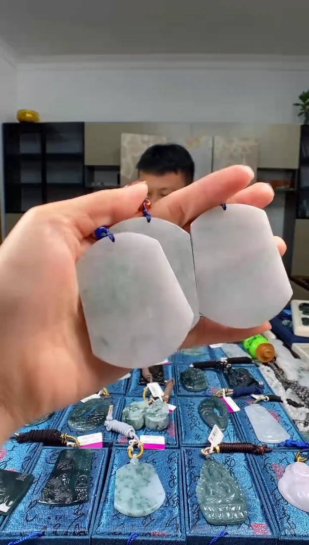 颈饰未镶嵌翡翠  多样性发其一