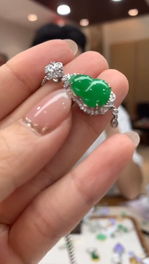 吊坠(不含链)18K金镶嵌翡翠葫芦