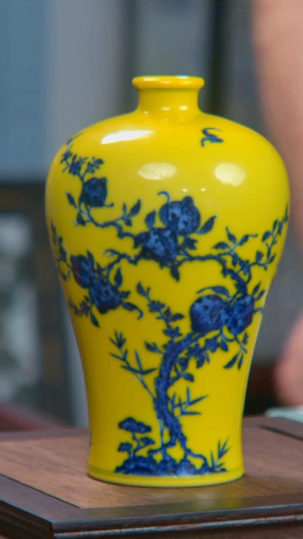 央博文化交流瓷器九桃五福青花梅瓶
