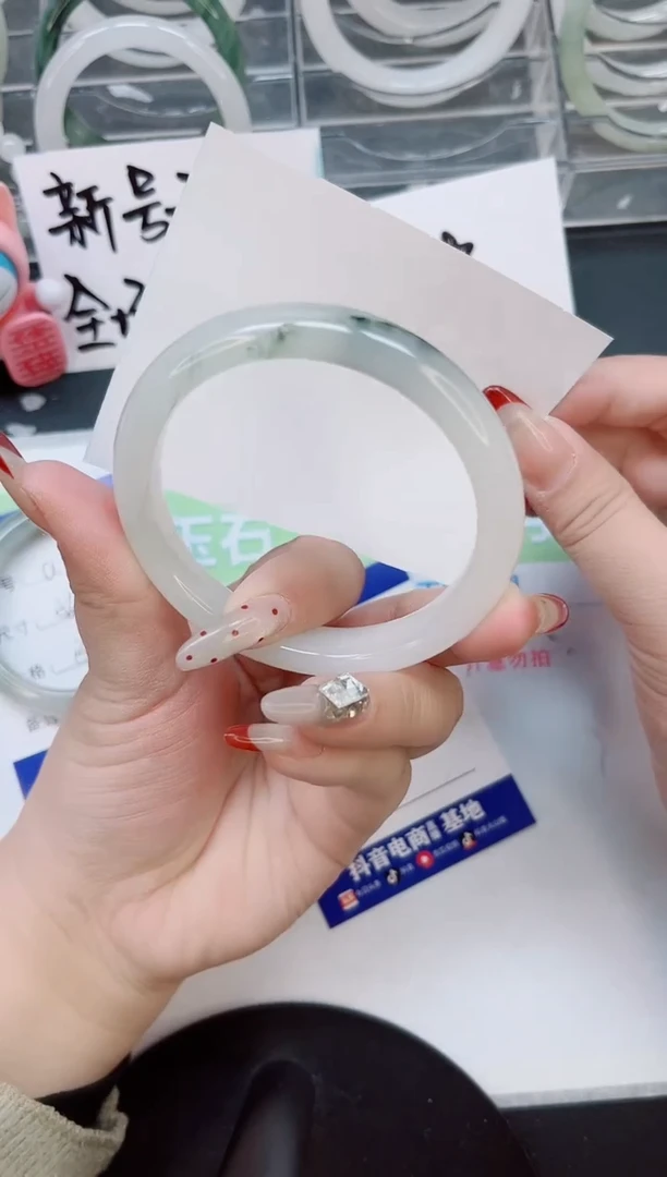 【闪购商品】石英质玉手镯合金a149