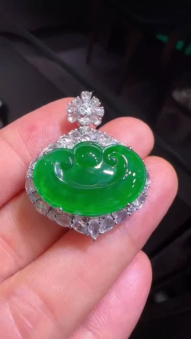【闪购商品】翡翠颈饰18K金镶嵌吊坠