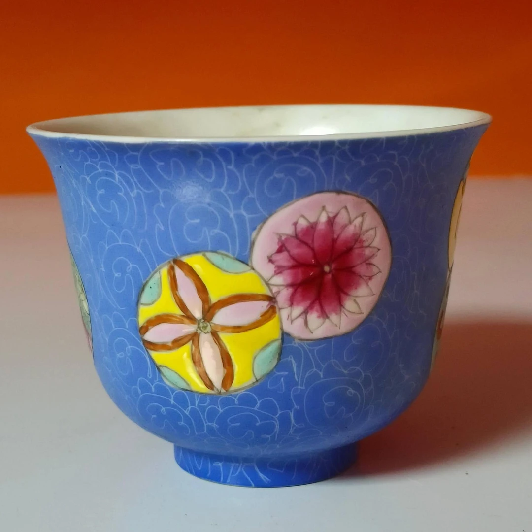 3514清晚期 蓝地皮球花纹压手杯