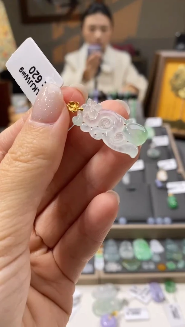 颈饰18K金镶嵌翡翠龙