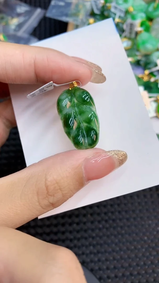 翡翠18K金镶嵌颈饰            8