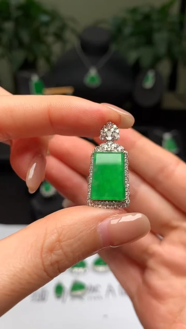 颈饰18K金镶嵌翡翠无事牌