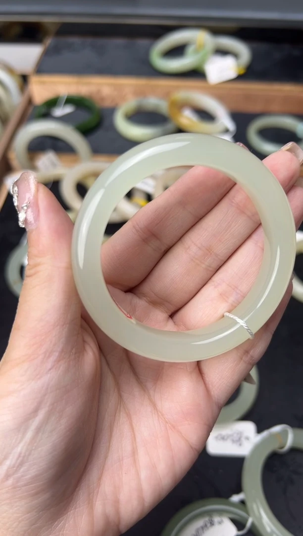 【闪购商品】和田玉手镯未镶嵌白冰晴 53+