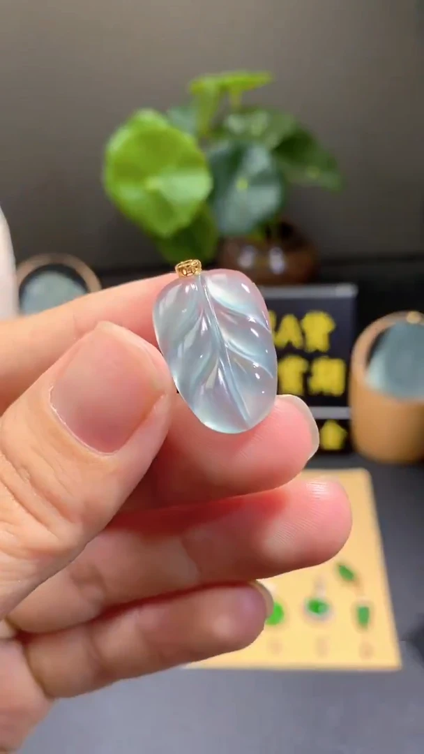 翡翠18K金镶嵌颈饰翡翠A货