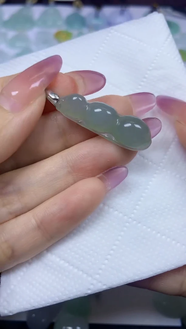 翡翠未镶嵌颈饰挂件