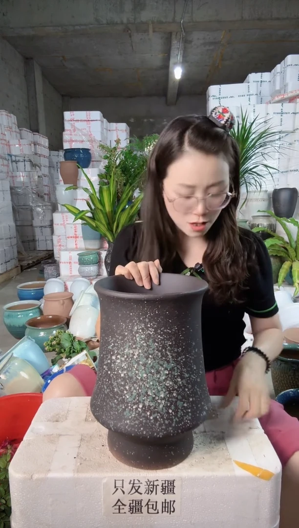 黑色带花收底陶盆一个装  口19高29