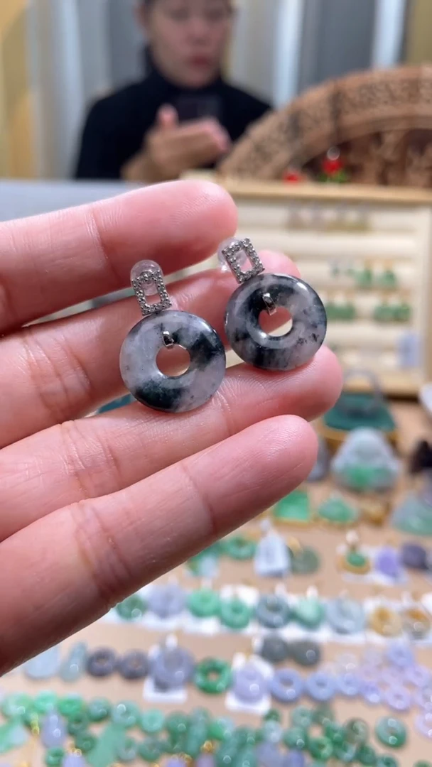 【闪购商品】翡翠颈饰未镶嵌甜甜圈耳钉一对