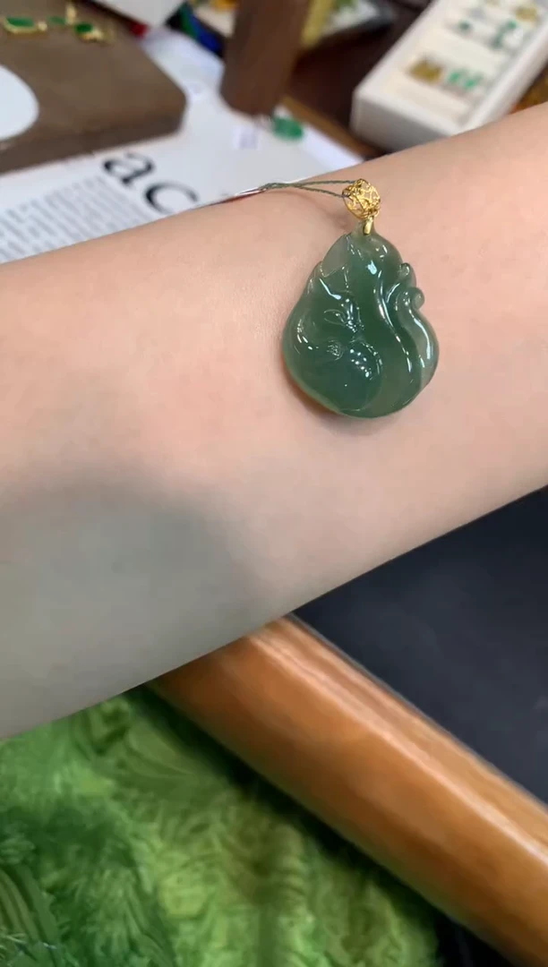 翡翠18K金镶嵌颈饰九尾狐