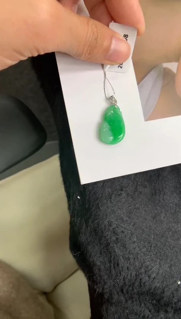 颈饰18K金镶嵌翡翠九尾狐