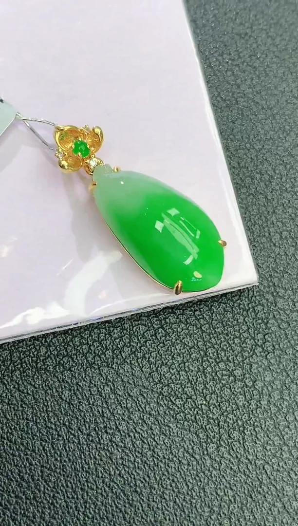 颈饰18K金镶嵌翡翠赠礼盒证书 麦麦