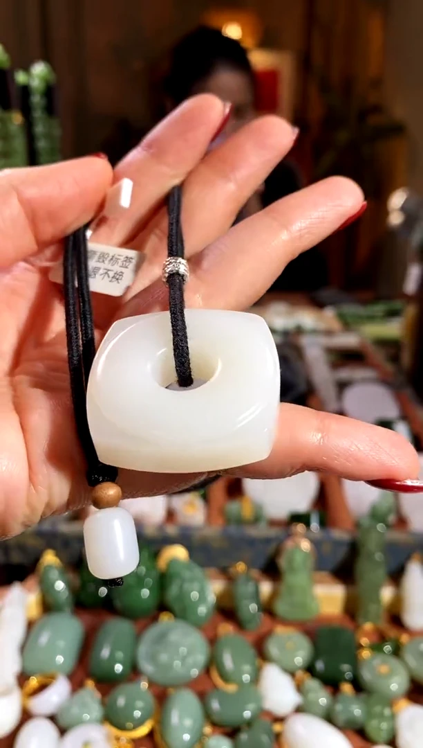 吊坠(赠链)未镶嵌和田玉.