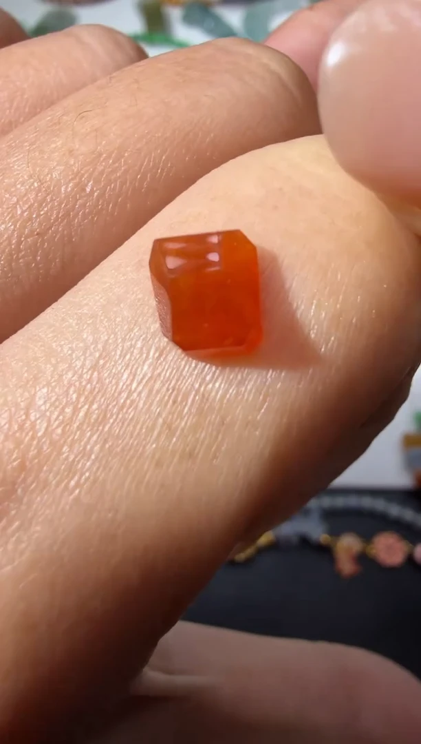 未镶嵌定制翡翠红切割7.7*6.4*3.8