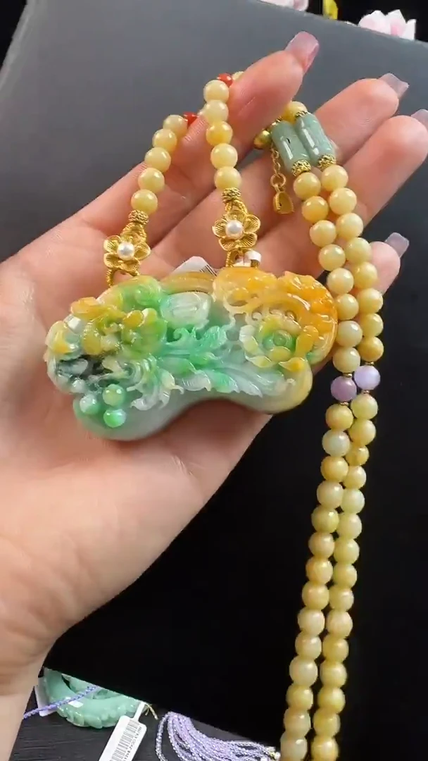 颈饰未镶嵌翡翠凤牌
