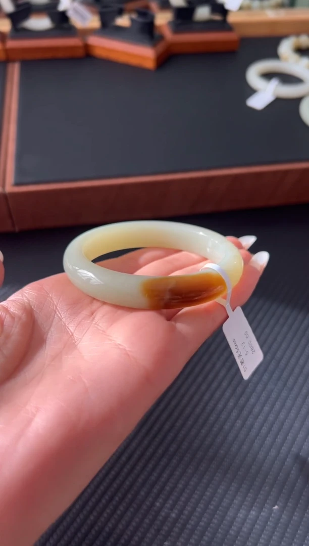 未镶嵌手镯和田玉小**铛若羌微色差56