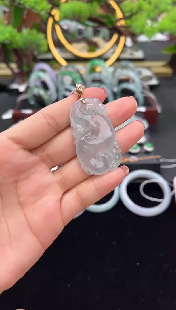 颈饰18K金镶嵌翡翠吊坠