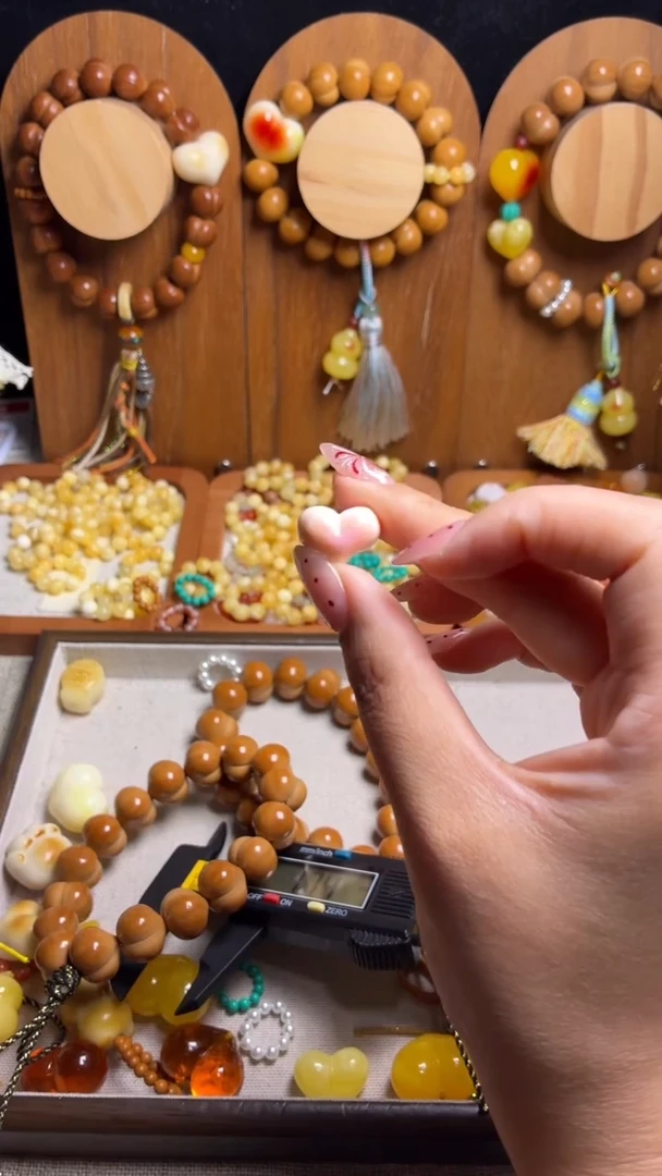 手串猴头核桃我**?单配饰粉爱心