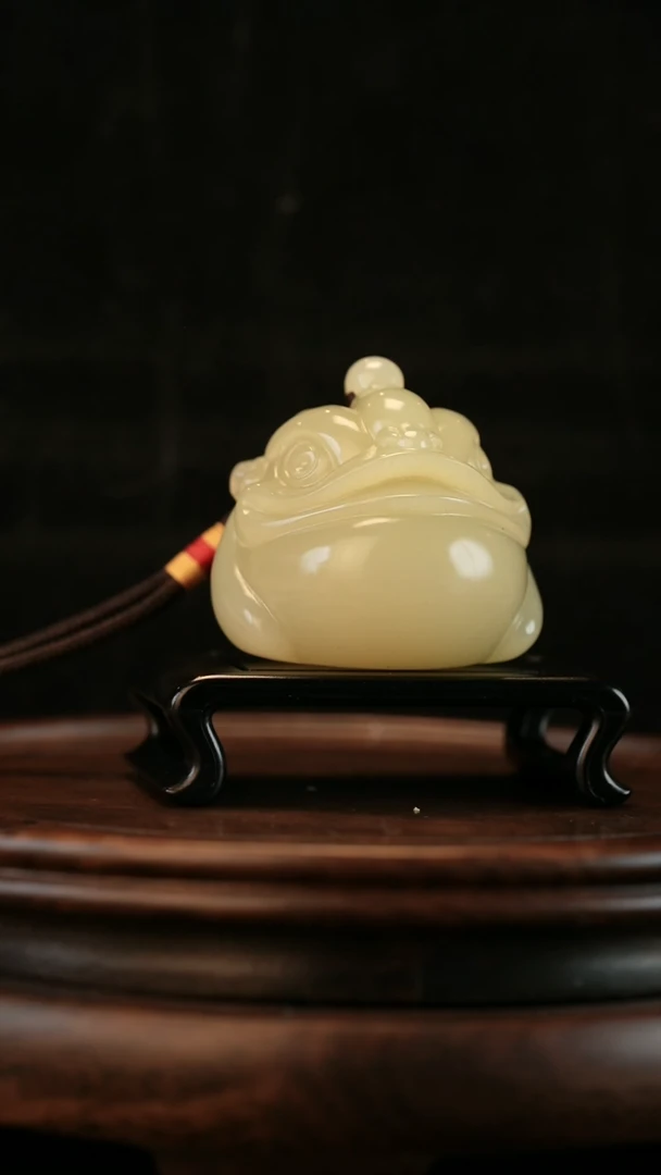 云南石竹叶青雕刻：金蟾