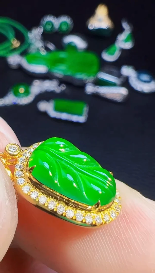 颈饰18K金镶嵌翡翠依*翡翠