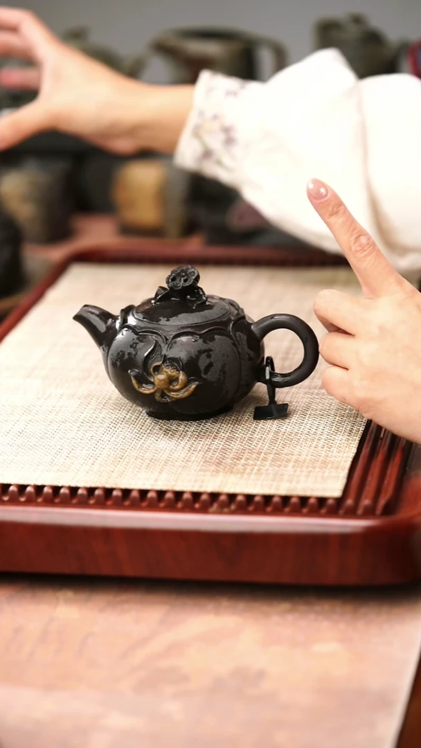 归玉堂冰碛岩重工雕刻俏色莲花壶