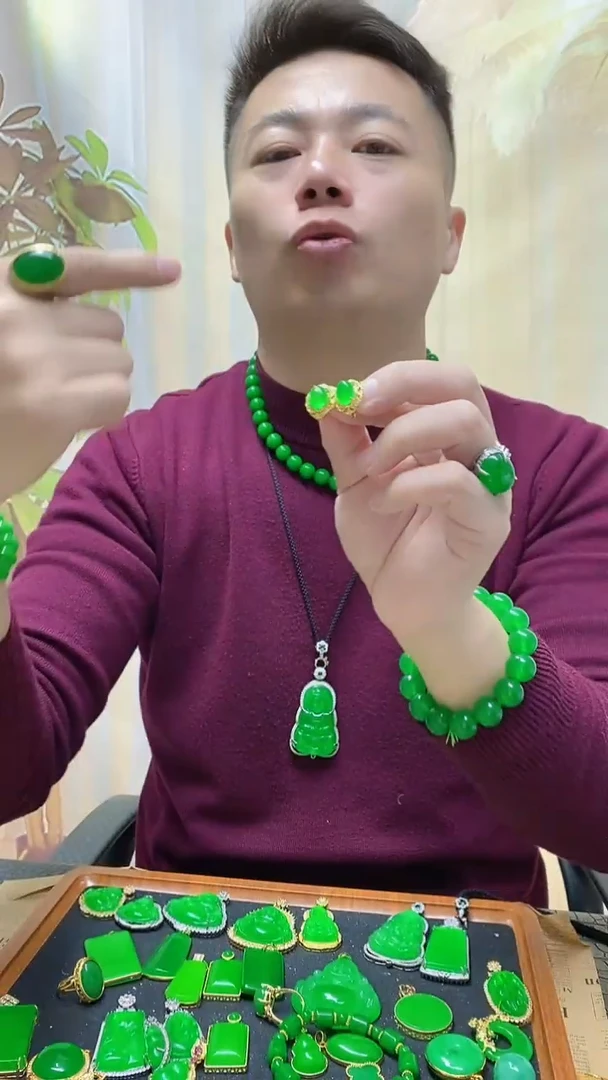 14K金镶嵌翡翠耳饰翡翠耳钩