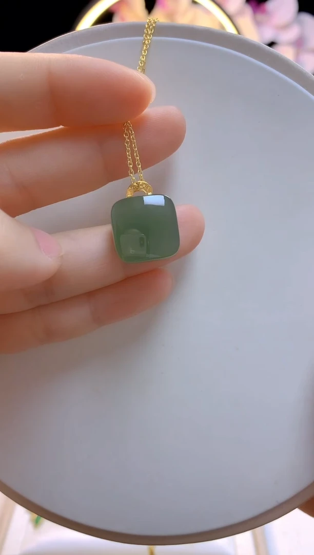 和田玉18K金镶嵌吊坠(赠链)方糖