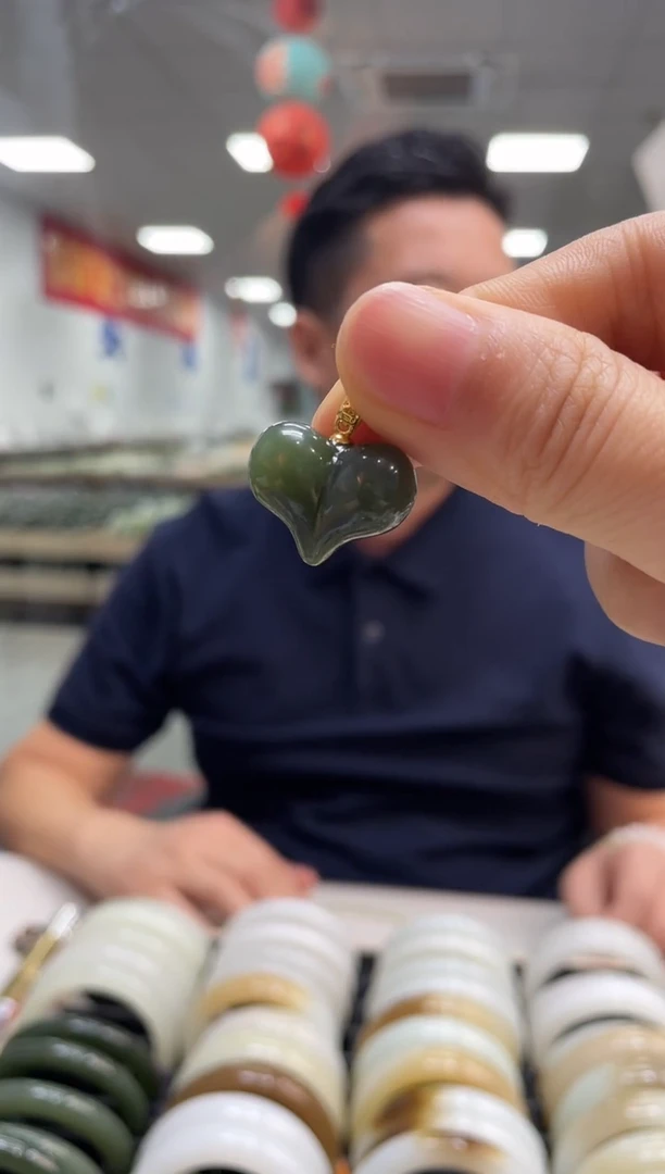 颈饰银S925镶嵌和田玉沙枣青屁桃吊坠随机发一件