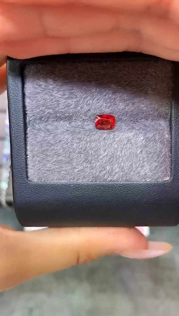 未镶嵌裸石定制尖晶石枕型 红色调 1.03ct