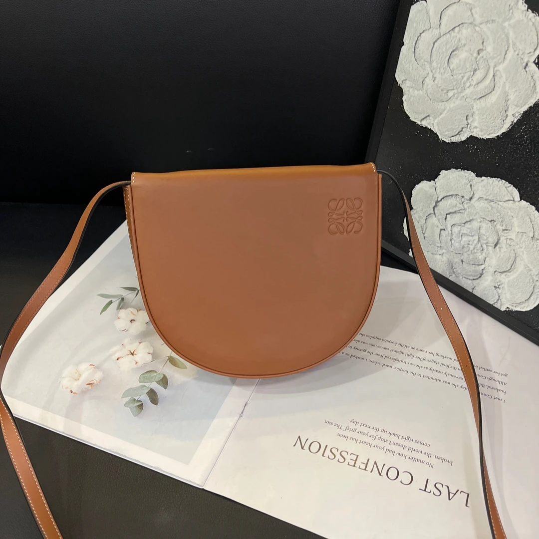 95新 LOEWE/罗意威 焦糖色马蹄斜挎包B3084