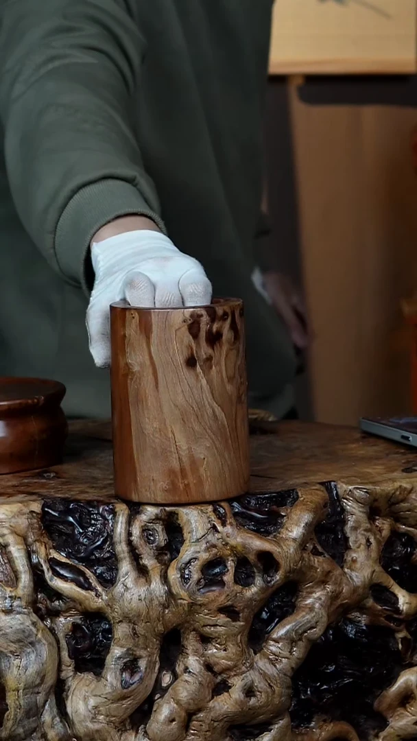 枣木百年鸡心枣木笔筒（高14）