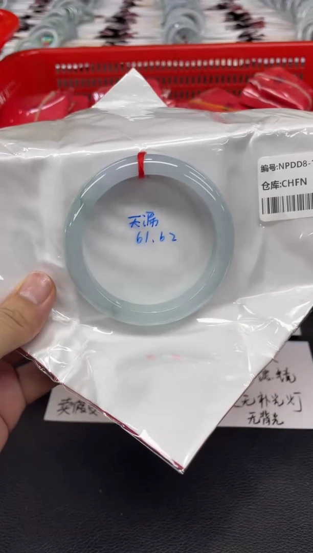 翡翠手镯未镶嵌翡翠手镯
