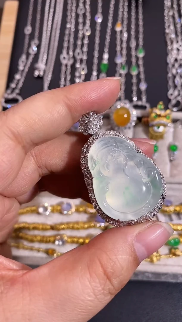 颈饰18K金镶嵌翡翠吊坠