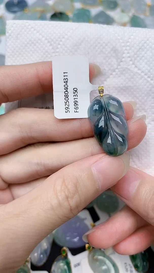 颈饰18K金镶嵌翡翠天然A货翡翠