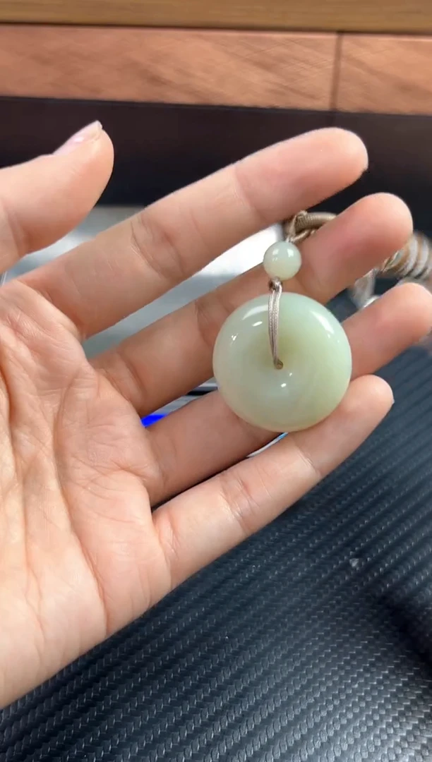 吊坠(赠链)未镶嵌和田玉且末微色差迪克兰二细平安扣s