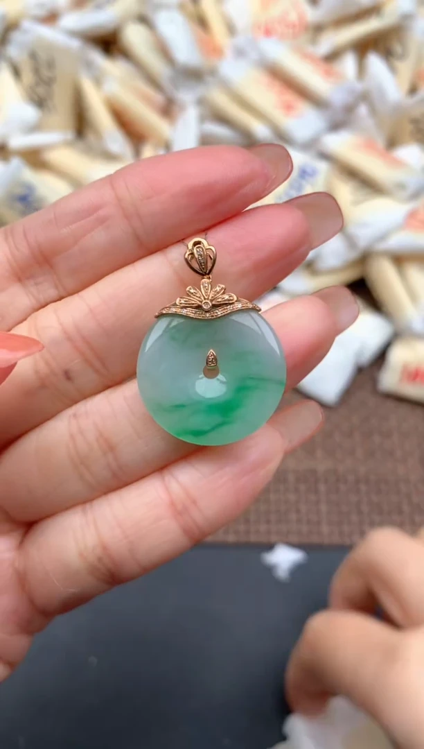 18K金镶嵌挂件翡翠一