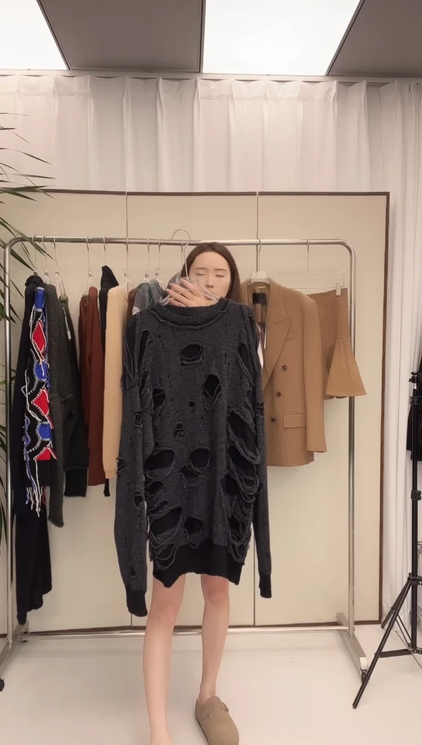 国外设计师品牌破洞毛衣 均码 已开价