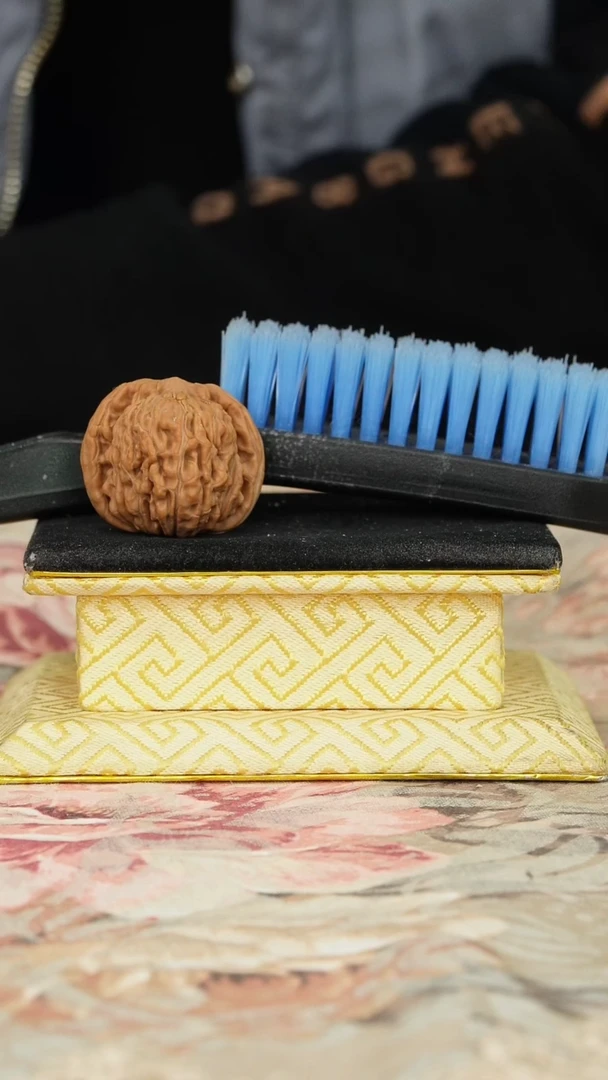 【闪购商品】文玩核桃把件一只核桃送一把刷子