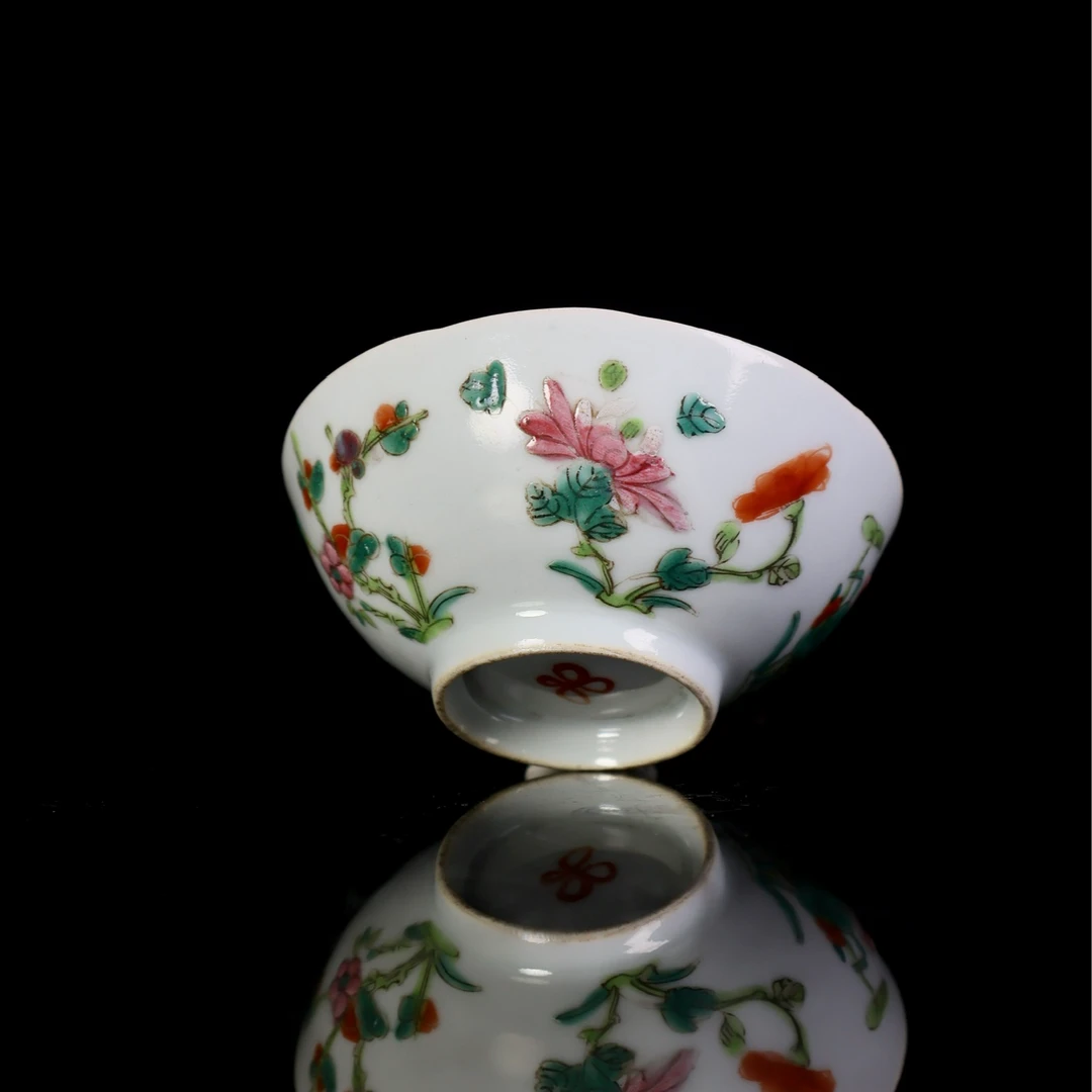 3. 清晚期粉彩四季花卉纹杯