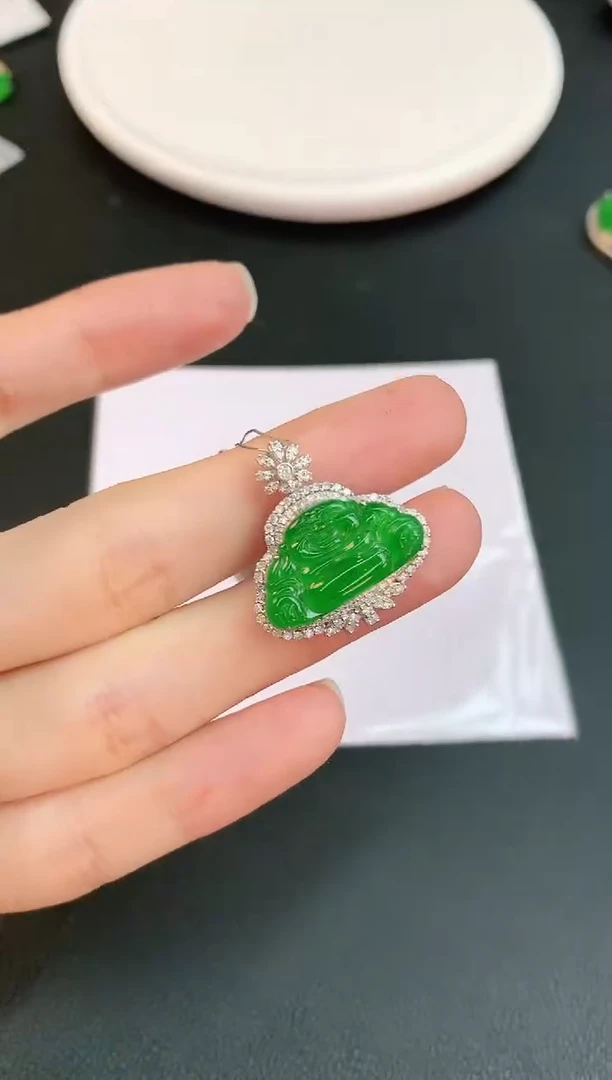 【闪购商品】翡翠颈饰18K金镶嵌赠礼盒证书 小君