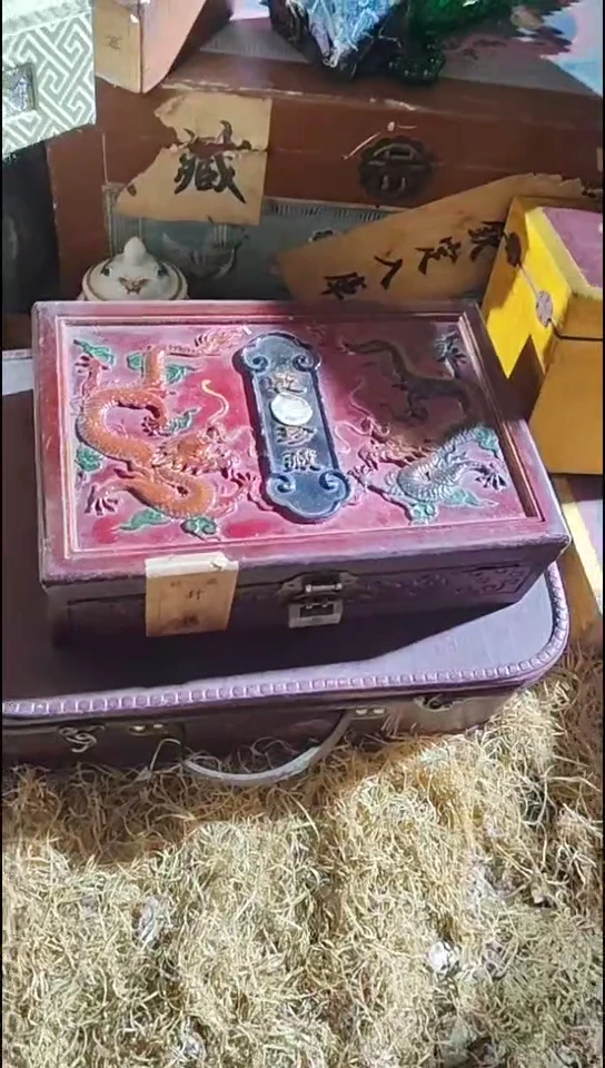 香榧木闷包红色盘龙扁盒子
