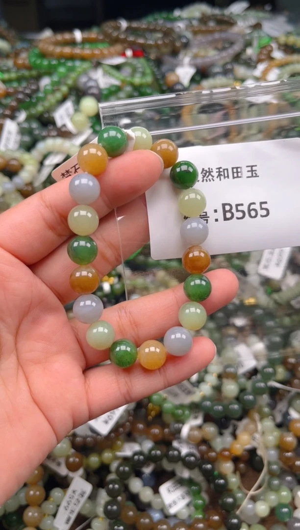 颈饰未镶嵌和田玉兰**81